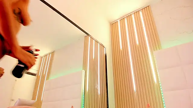 Snapshot of Elody_rousse chatting on November 28, 2025, 12:19 pm Elody rousse online show from November 28, 2025, 12:19 pm