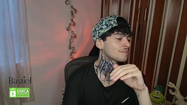 Snapshot of Mihail_leroy chatting on October 14, 2025, 10:43 pm Mihail leroy online show from October 14, 2025, 10:43 pm