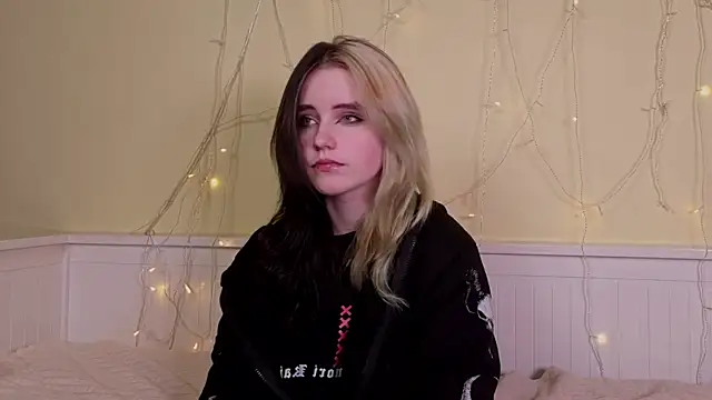 Snapshot of PortiaHedge chatting on December 4, 2025, 5:54 pm PortiaHedge online show from December 4, 2025, 5:54 pm