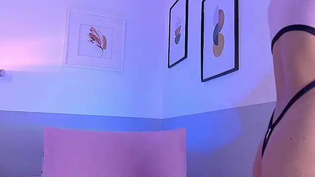 cutepetitee online show from February 16, 2026, 7:43 pm