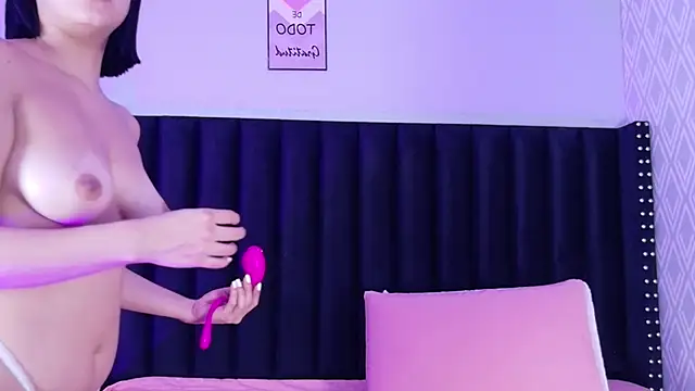 cutepetitee online show from April 25, 2026, 7:11 pm