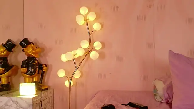 cutepetitee online show from April 30, 2026, 7:20 pm