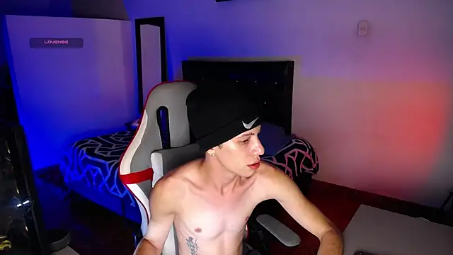 Snapshot of santiago_cutex chatting on July 1, 2026, 3:30 am santiago cutex online show from July 1, 2026, 3:30 am
