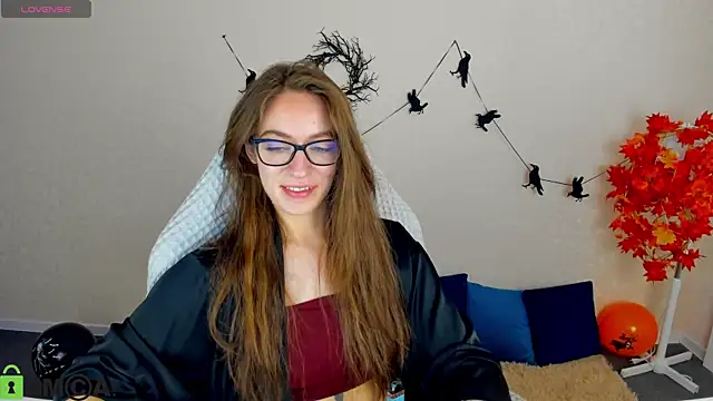 Agnes Wells online show from November 3, 2025, 9:21 am