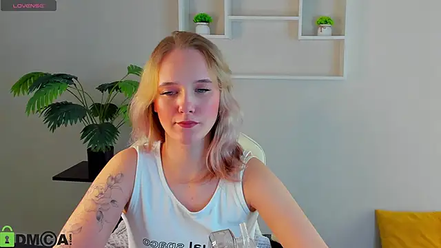 Snapshot of Casey_Sweeet chatting on October 15, 2025, 2:50 pm Casey Sweeet online show from October 15, 2025, 2:50 pm