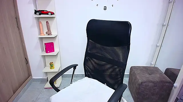 sharlottxl online show from March 10, 2026, 5:34 am