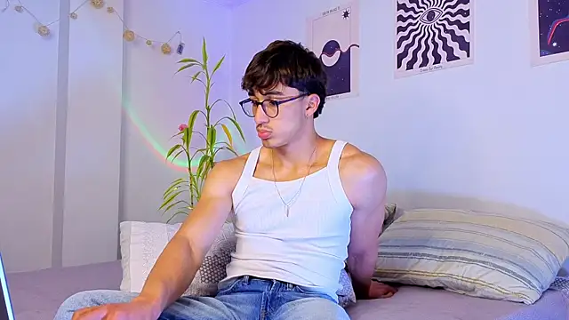 Snapshot of LatinReall chatting on September 14, 2025, 11:37 pm LatinReall online show from September 14, 2025, 11:37 pm