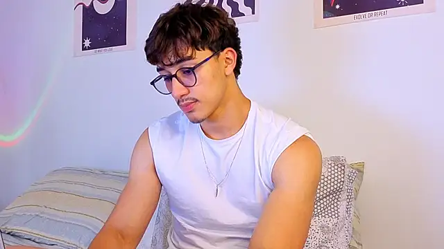 Snapshot of LatinReall chatting on September 24, 2025, 8:23 pm LatinReall online show from September 24, 2025, 8:23 pm