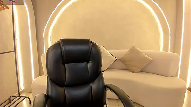 AmbarJames  online show from November 10, 2025, 12:04 pm