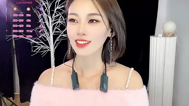 xiaoyue8888 online show from October 24, 2025, 1:35 am