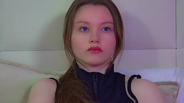 KeiraAsti online show from April 28, 2026, 2:27 am