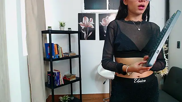 pinky f00x online show from February 2, 2026, 8:29 pm