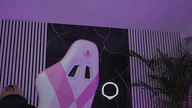 daisyblushh online show from December 4, 2025, 5:32 pm