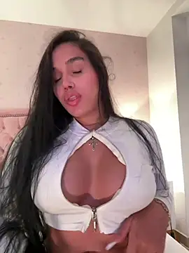 Snapshot of Bella__Wood chatting on June 30, 2026, 9:27 pm Bella Wood online show from June 30, 2026, 9:27 pm