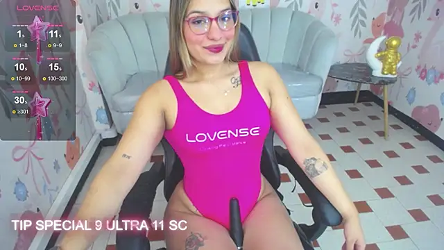 Snapshot of Paris09_v_ chatting on October 3, 2025, 3:03 am Paris09 v online show from October 3, 2025, 3:03 am