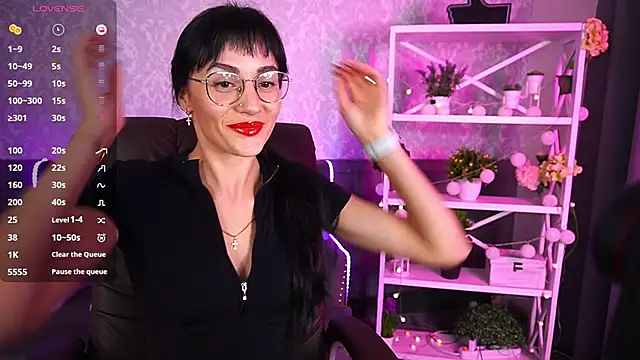 Snapshot of EviLune chatting on October 25, 2025, 6:21 am EviLune online show from October 25, 2025, 6:21 am