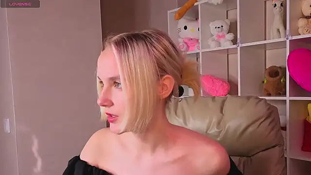 Snapshot of Carolin_Miller chatting on September 15, 2025, 8:14 am Carolin Miller online show from September 15, 2025, 8:14 am