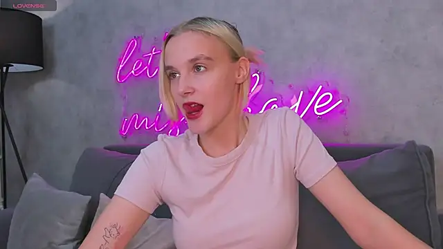 Snapshot of Carolin_Miller chatting on September 18, 2025, 7:43 am Carolin Miller online show from September 18, 2025, 7:43 am