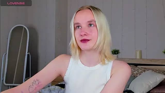 Snapshot of Carolin_Miller chatting on September 22, 2025, 8:27 am Carolin Miller online show from September 22, 2025, 8:27 am