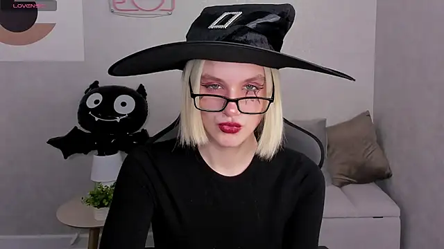 Snapshot of Carolin_Miller chatting on October 28, 2025, 7:34 am Carolin Miller online show from October 28, 2025, 7:34 am