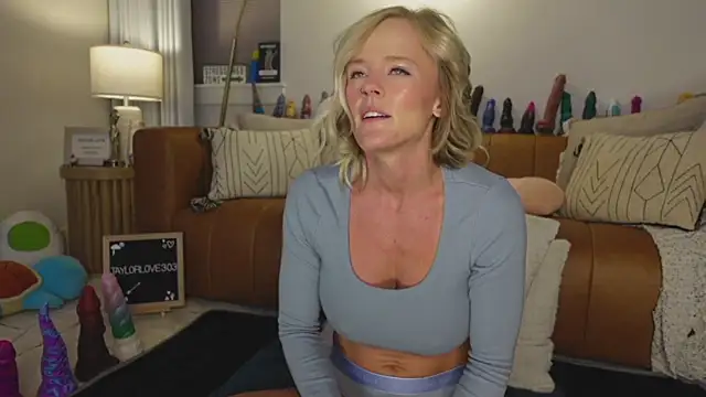 Taylorlove303 online show from September 13, 2025, 10:37 am