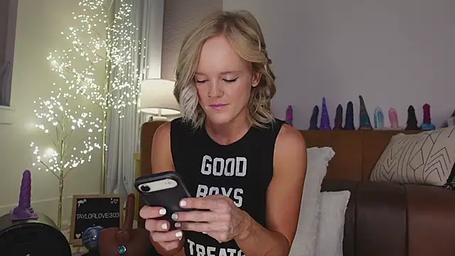 Taylorlove303 online show from January 7, 2026, 10:51 am