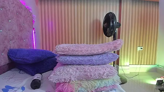 violet taylor  online show from September 29, 2025, 2:27 am