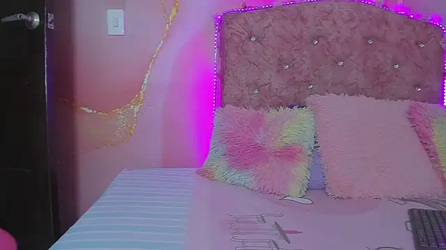 violet taylor  online show from October 4, 2025, 2:20 am