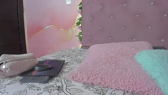 violet taylor  online show from April 22, 2026, 2:14 am