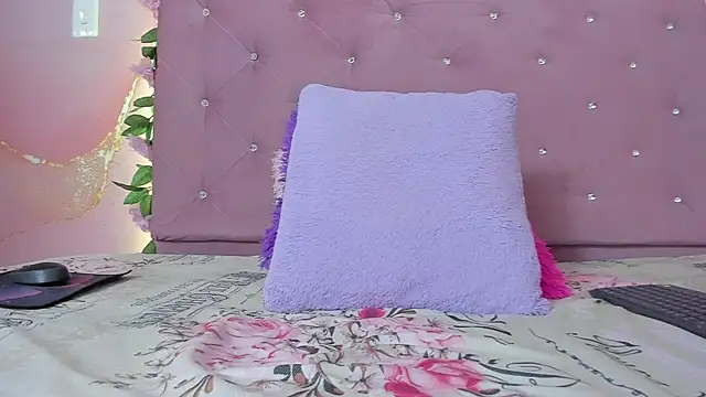 violet taylor  online show from April 28, 2026, 2:21 am