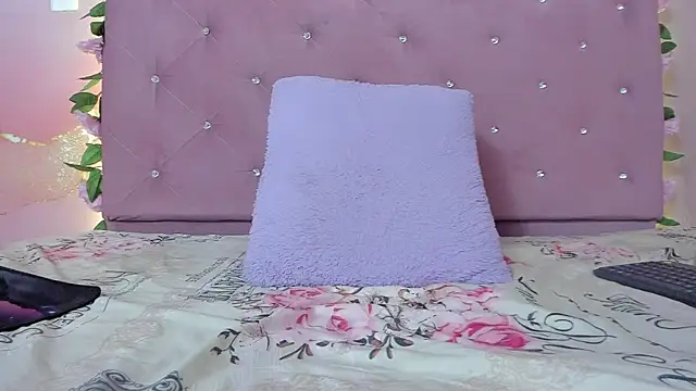violet taylor  online show from May 18, 2026, 2:29 am