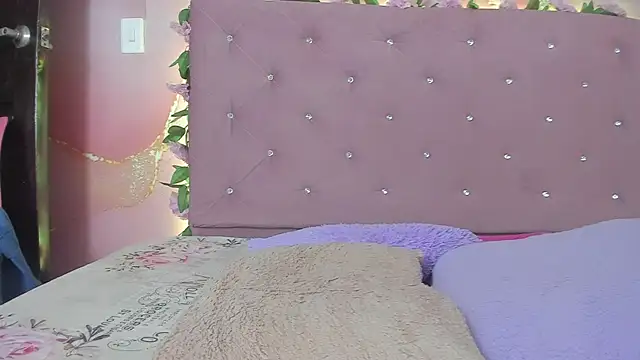 violet taylor  online show from May 26, 2026, 2:18 am