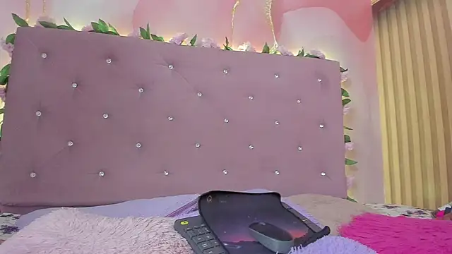 violet taylor  online show from June 3, 2026, 2:25 am
