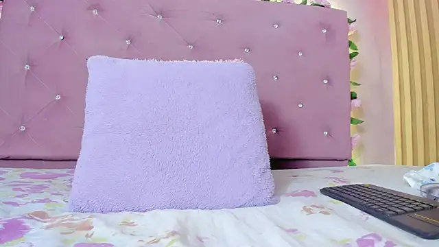 violet taylor  online show from June 11, 2026, 2:22 am
