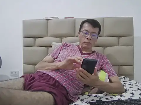 skinnylatino51 online show from April 30, 2026, 12:28 am
