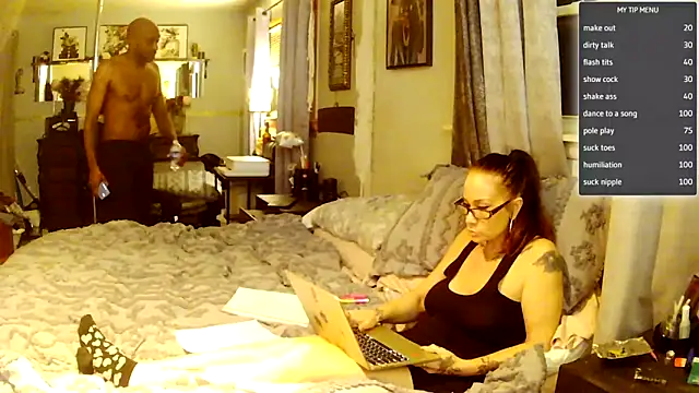 sexyred77713 online show from March 16, 2026, 1:33 am