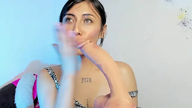 Alanaloiiss  online show from September 12, 2025, 12:11 am