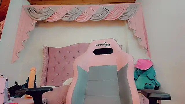  Abby white  online show from November 19, 2025, 9:04 pm