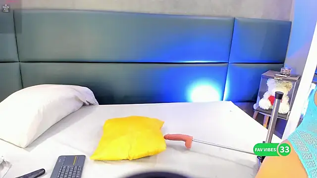 alexamonroe  online show from September 28, 2025, 5:40 pm