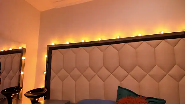 Scarletbigbug online show from September 17, 2025, 6:42 pm