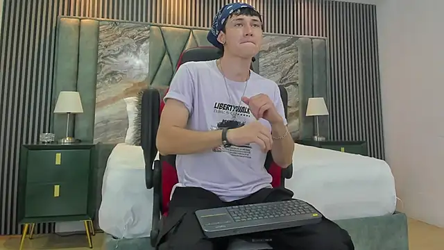 Snapshot of Michael_blue chatting on September 13, 2025, 9:25 pm Michael blue online show from September 13, 2025, 9:25 pm