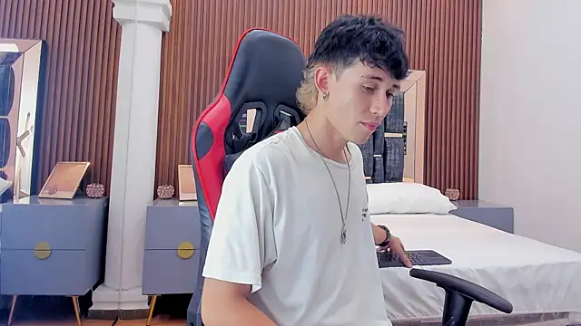 Snapshot of Michael_blue chatting on October 17, 2025, 8:22 pm Michael blue online show from October 17, 2025, 8:22 pm