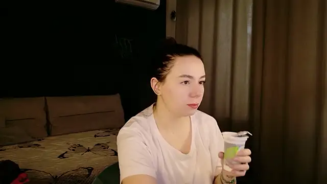 Snapshot of Di_na_Bell chatting on June 2, 2026, 5:31 am Di na Bell online show from June 2, 2026, 5:31 am