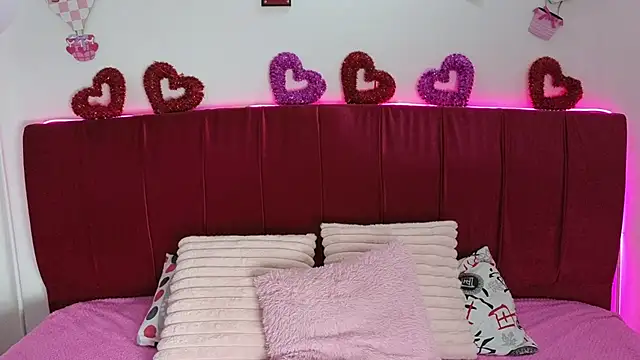 cuteeimy online show from February 26, 2026, 7:13 pm