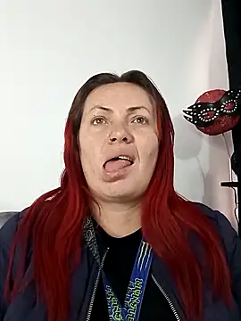 carolinhe  online show from September 29, 2025, 7:30 pm