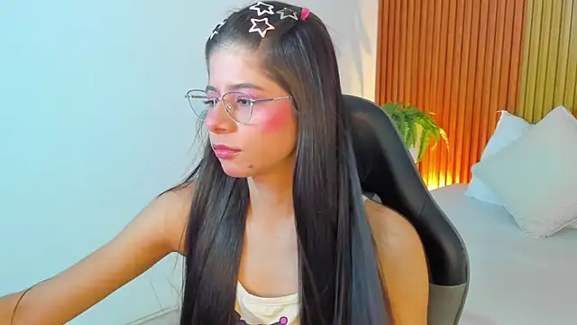 Snapshot of carlina_15 chatting on May 10, 2026, 11:48 am carlina 15 online show from May 10, 2026, 11:48 am
