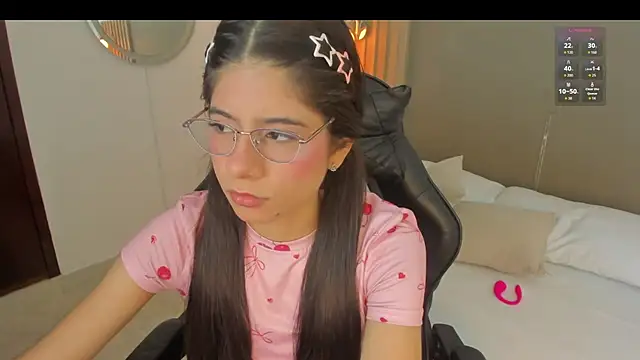Snapshot of carlina_15 chatting on June 5, 2026, 12:33 pm carlina 15 online show from June 5, 2026, 12:33 pm