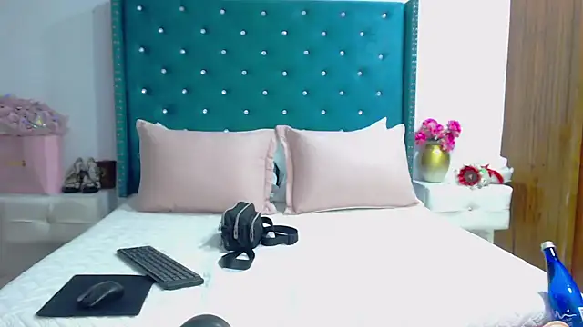 KimScarleth online show from April 28, 2026, 4:12 pm
