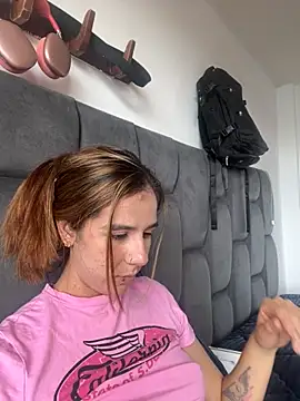 Snapshot of AllieYourGirl chatting on November 18, 2025, 6:23 pm AllieYourGirl online show from November 18, 2025, 6:23 pm