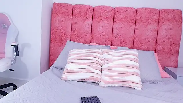 Snapshot of emmacurvy chatting on November 7, 2025, 3:06 am emmacurvy online show from November 7, 2025, 3:06 am